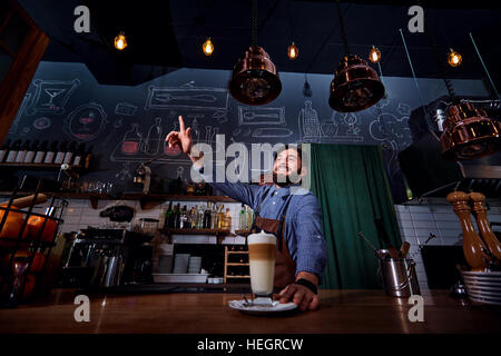 Barman barista in uniforme il caffè tè, cocktail Foto Stock
