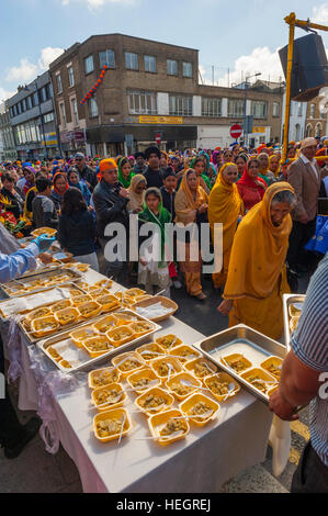 Parata e offerte di cibo in Rochester Road per la parata di lasciare il Gurdwara a Gravesend Kent. Durung le celebrazioni Veraski Foto Stock