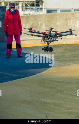 Il pezzo è stato girato da un drone - Oro Zero da artista americano Corrie Baldauf (mostrato in rosso) - ha usato utilizzare 200 litri di oro iridescente Liquitex alla vernice di copertura di 230 metri quadrati di concretea con un gigante oro zero sul tetto della ex-BBC Television Centre. Il progetto, sostenuto da Griffin Gallery e il rumore bianco, significa la fine dell'on. Corrie di tre-mese artist residency al Griffin Gallery. Foto Stock