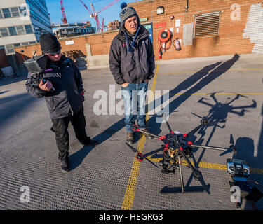 Il pezzo è stato girato da un drone - Oro Zero da artista americano Corrie Baldauf (mostrato in rosso) - ha usato utilizzare 200 litri di oro iridescente Liquitex alla vernice di copertura di 230 metri quadrati di concretea con un gigante oro zero sul tetto della ex-BBC Television Centre. Il progetto, sostenuto da Griffin Gallery e il rumore bianco, significa la fine dell'on. Corrie di tre-mese artist residency al Griffin Gallery. Foto Stock