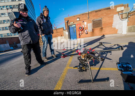 Il pezzo è stato girato da un drone - Oro Zero da artista americano Corrie Baldauf (mostrato in rosso) - ha usato utilizzare 200 litri di oro iridescente Liquitex alla vernice di copertura di 230 metri quadrati di concretea con un gigante oro zero sul tetto della ex-BBC Television Centre. Il progetto, sostenuto da Griffin Gallery e il rumore bianco, significa la fine dell'on. Corrie di tre-mese artist residency al Griffin Gallery. Foto Stock