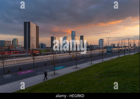 Blocchi a torre a Stratford, East London, con stratford stazione ferroviaria in primo piano. Foto Stock
