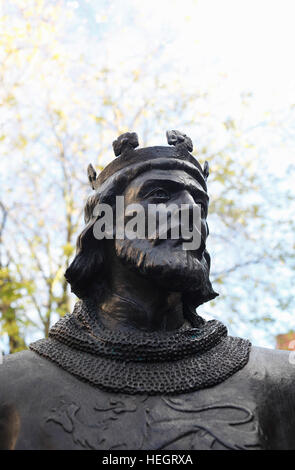 Una statua del monarca Inglese Re Giovanni dallo scultore Alan Beattie Herriot in King's Lynn, Norfolk, Inghilterra, Regno Unito. Foto Stock