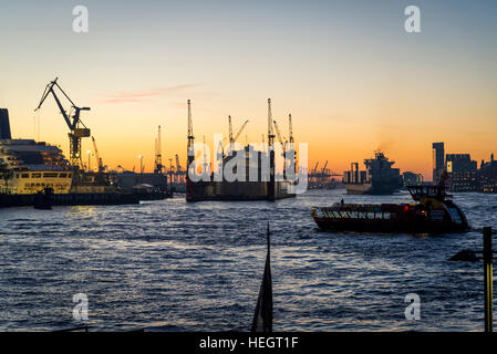 Dal porto di Amburgo e del cantiere navale sul fiume Elba, Amburgo, Germania Foto Stock