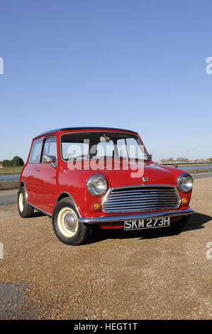 Red Morris Mini Cooper classic car waterside location Foto Stock