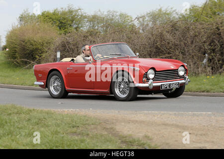 Rosso convertibili Triumph TR5 in azione con la parte superiore verso il basso Foto Stock