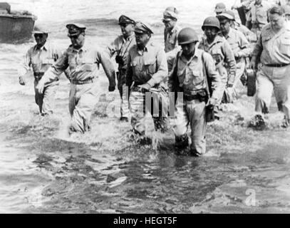 DOUGLAS MacARTHUR (1880-1964) Siamo generale secondo da sinistra ritorna nelle Filippine a Leyte su 20 Ottobre 1944 con il presidente filippino Sergio Osmena a sinistra. Foto Stock