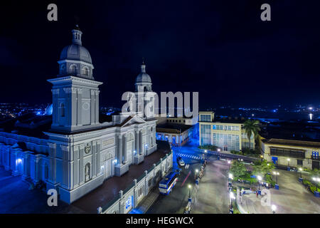 Di notte la vista dalla terrazza sul tetto dell'Hotel Casa Granda della Catedral de Nuestra Senora de la Asuncion, il Parque Cespedes, Santiago de Cuba, Cuba Foto Stock