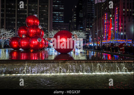 NEW YORK CITY - 23 dicembre 2016: Grandi ornamenti Natale decorano la città per le vacanze. Foto Stock