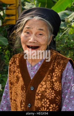 ASIA, Vietnam, Superiore Red River, Vinh Phuc provincia, Ly Nhan, donna locale Foto Stock