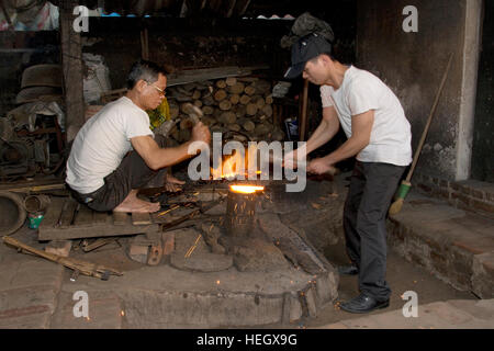 ASIA, Vietnam, Superiore Red River, Vinh Phuc provincia, Ly Nhan, fabbri al lavoro Foto Stock