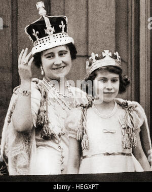 Regina Elisabetta il giorno della sua incoronazione nel 1936 con sua figlia principessa Elisabetta sul balcone di Buckingham Palace, Londra, Inghilterra. Elizabeth Angela Marguerite Bowes-Lyon, 1900-2002. Principessa Elisabetta, futura regina Elisabetta II Elisabetta II, 1926 - 2022. Regina del Regno Unito, Canada, Australia e Nuova Zelanda. Foto Stock