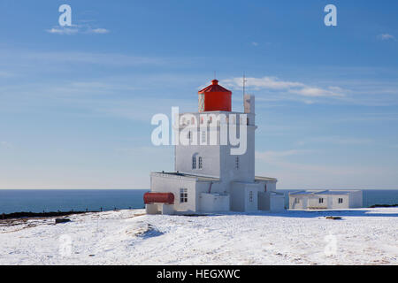 Dyrhólaey faro Vík í Mýrdal sulla centrale di costa sud dell'Islanda nella neve in inverno Foto Stock