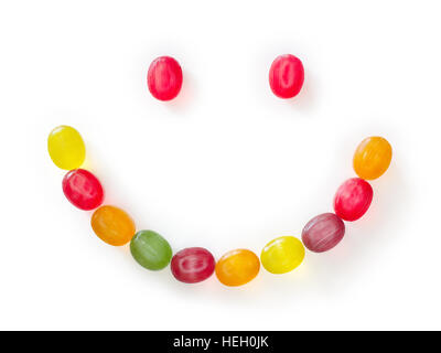 Frutta colorata caramelle a forma di smiley. Isolato su bianco con tracciato di ritaglio Foto Stock