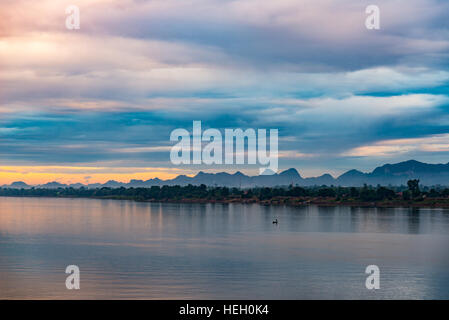 Lo straordinario paesaggio nella Repubblica democratica popolare del Laos sul lato opposto del fiume Mekong bank, visto da Nakhon Phnom. Eccezionale cloudscape al crepuscolo. Foto Stock