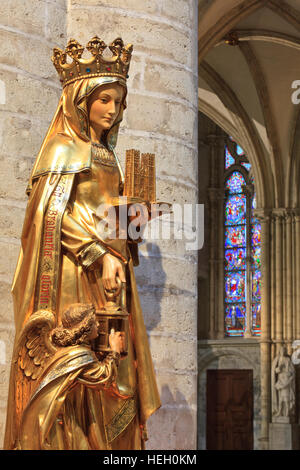 Statua di Santa Gudula nella cattedrale medievale di San Michele e Santa Gudula a Bruxelles, in Belgio Foto Stock