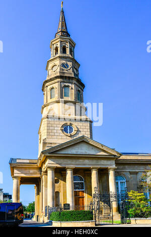 Esterno della storica San Filippo episcopale della Chiesa, un punto di riferimento nazionale contro il cielo blu a Charleston, Sc Foto Stock