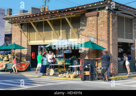 Il centro storico di Charleston City Market Building con fornitori di fanerogame, produrre i venditori, i turisti e gli amanti dello shopping in Charleston SC Foto Stock