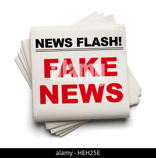 Gioco di quotidiani che dire Fake News isolato su sfondo bianco. Foto Stock