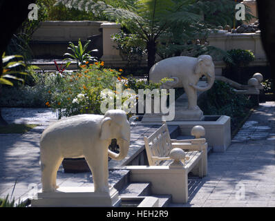 Elefanti bianchi e panca all'ingresso del padiglione Basanta nel giardino dei sogni Kathmandu, Nepal.Asia. Foto Stock