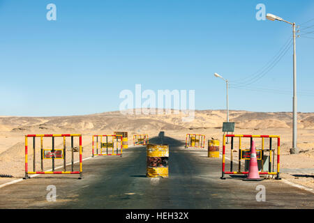 Aegypten ha, Polizeistation un Landstrasse durch die Wüste libysche bei Kharga Foto Stock