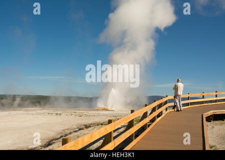 Stati Uniti d'America, USA, Wyoming WY, il Parco Nazionale di Yellowstone, Fontana Paint Pots Trail, lo spasmo Geyser con tourist Foto Stock