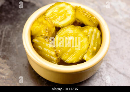 Freschi Fatti in casa cetriolo sottaceto con semi di senape in piccolo vaso in ceramica Foto Stock