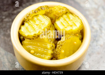 Freschi Fatti in casa cetriolo sottaceto con semi di senape in piccolo vaso in ceramica Foto Stock