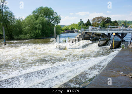 La diga e la passerella a Hambleden sul fiume Tamigi, Berkshire, Inghilterra, Regno Unito Foto Stock