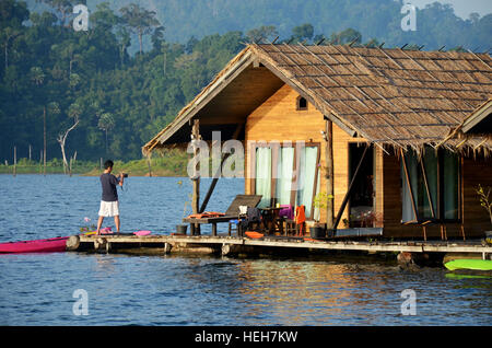 Popolo tailandese di scatto vista foto paesaggio di Cheow Lan al Lago Ratchaprapa o Rajjaprabha diga serbatoio alla zattera resort il 3 marzo 2011 in Khao Sok Na Foto Stock