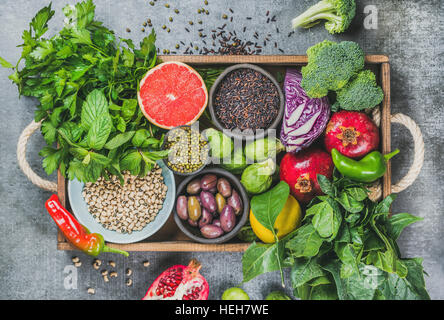 Frutta e verdura fresche, semi, cereali, fagioli, spezie, superfoods, erbe, condimento in una scatola di legno per vegan, allergy-friendly, pulire mangiare, vege Foto Stock