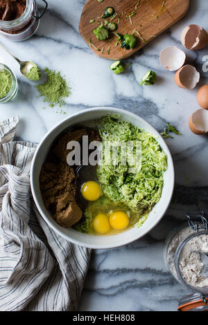 Ingredienti per il cioccolato lo strato di zucchine torta con Matcha la glassa di formaggio cremoso Foto Stock