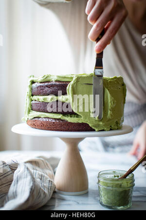 Il cioccolato lo strato di zucchine torta con Matcha la glassa di formaggio cremoso. Senza glutine. Foto Stock