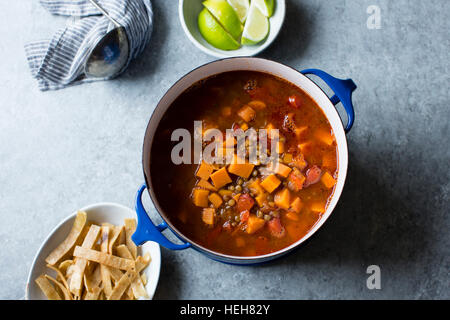 Smoky Patata Dolce & lenticchie zuppa di Tortilla, senza glutine e vegane. Foto Stock