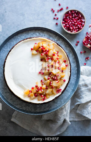 In crosta di cioccolato Chèvre Cheesecake con Earl Grey pere in camicia & Melograno (gluten-free) Foto Stock