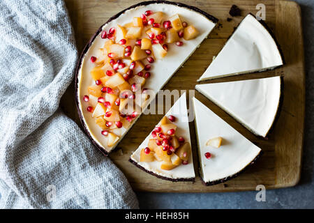 In crosta di cioccolato Chèvre Cheesecake con Earl Grey pere in camicia & Melograno (gluten-free) Foto Stock
