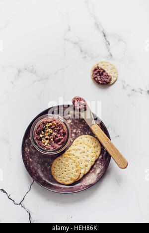 In casa Red pesto di cicoria in un vaso. Foto Stock