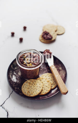 In casa Red pesto di cicoria in un vaso. Foto Stock