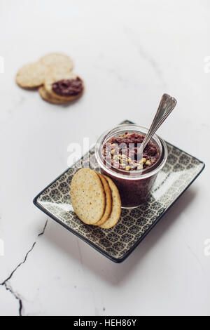 In casa Red pesto di cicoria in un vaso. Foto Stock