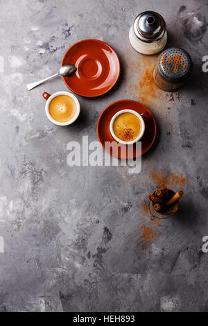 Tazza da caffè con cannella sul cemento grigio pietra copia di sfondo spazio Foto Stock