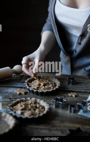 Donna decorare una torta Foto Stock