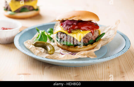 Hamburger di manzo con formaggio fuso Foto Stock