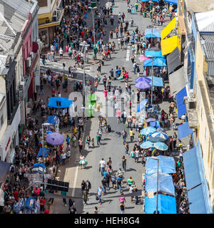 Sao Paulo, Brasile - 20 dicembre 2016. 25 de Março. Popolari luoghi dello shopping street. La folla riempire l'area di fine anno gli acquisti. Anche se non come pieno Foto Stock