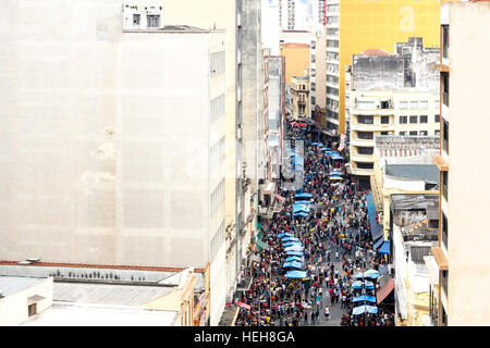 Sao Paulo, Brasile - 20 dicembre 2016. 25 de Março. Popolari luoghi dello shopping street. La folla riempire l'area di fine anno gli acquisti. Foto Stock