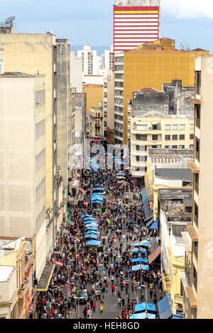 Sao Paulo, Brasile - 20 dicembre 2016. 25 de Março. Popolari luoghi dello shopping street. La folla riempire l'area di fine anno gli acquisti. Foto Stock