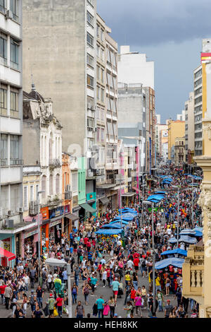 Sao Paulo, Brasile - 20 dicembre 2016. 25 de Março. Popolari luoghi dello shopping street. La folla riempire l'area di fine anno gli acquisti. Anche se non come pieno Foto Stock