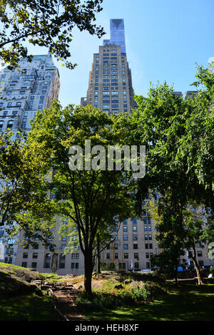 Un alto edificio edifici intorno a Central Park estate Foto Stock