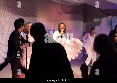 Attori sul palco in un musical al Halesworth Cut Foto Stock