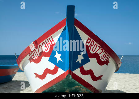 Barca da pesca con il Puerto Rican bandiera, Crashboat Beach, Aguadilla, Puerto Rico Foto Stock