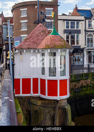 Whitby Harbour ponte girevole sul fiume Esk una cabina per il conducente per azionare il ponte Foto Stock